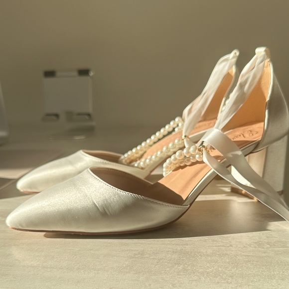 Elegant White Satin Women's Shoes with Pearl Detailing - Picture 2 of 4